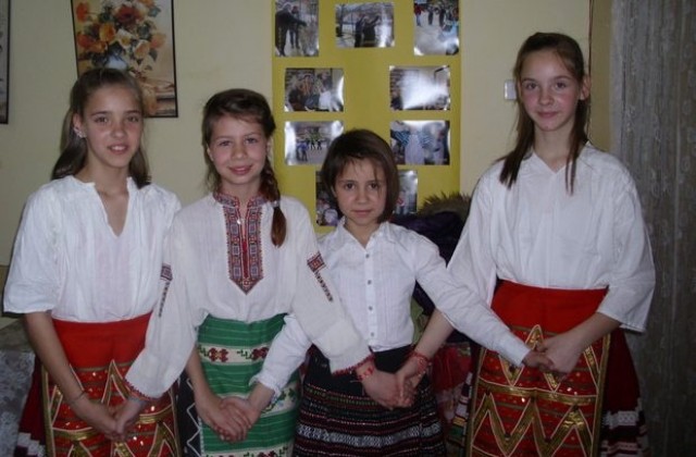 Ученици от НУХр.Ботев зарадваха жителите на Горталово на 8 март