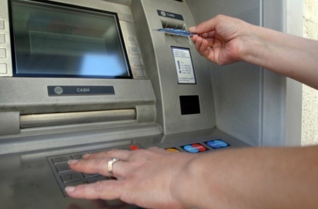 Задържаха мъж за източване на пари от банкомат