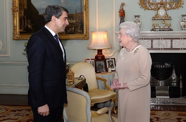Кралица Елизабет Втора посрещна Росен Плевнелиев в Бъкингамския дворец