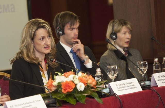Златанова отрича Европа да обмисля спиране на фондовете за България