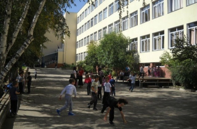 Пропукани стени и паднали мазилки в училищата в Пловдив