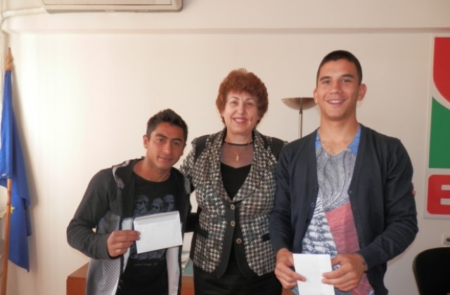 Депутати от Коалиция за България дариха средства на абитуриенти-сираци