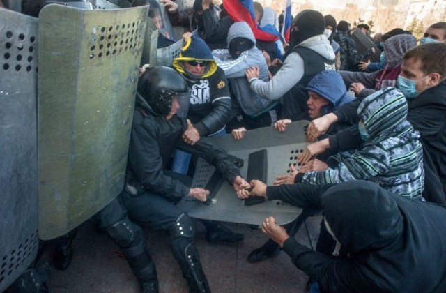 Проруски демонстранти в Донецк щурмуваха областната администрация
