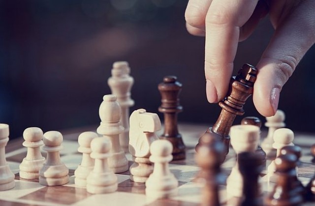 Защо в шаха винаги се започва с белите фигури?