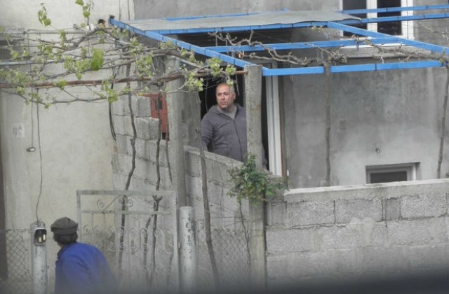 Васил Митков остава барикадиран в дома си в с.Черниче (СНИМКИ)