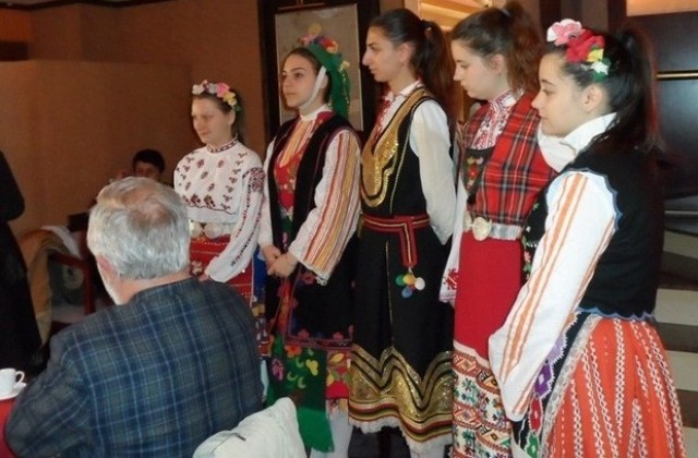 Имигранти от  Русия, Сирия и Армения играха хоро