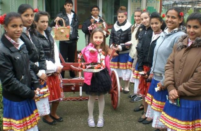 Лазарки пяха и благославяха в село Асеновци