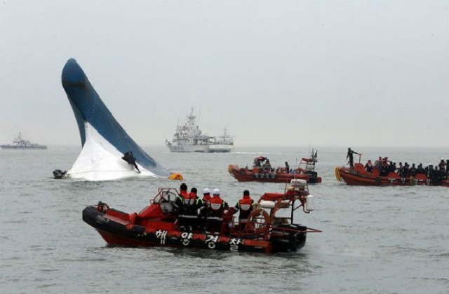Близо 300 безследно изчезнали от потъналия южнокорейски ферибот