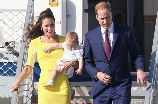 Принц Уилям, Кейт и синът им Джордж пристигнаха в Австралия