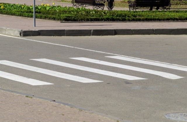 Маркират пешеходните пътеки със специална боя