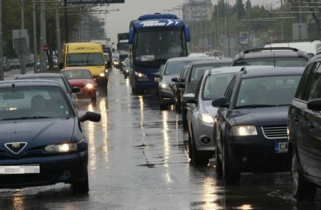 Дъжд и катастрофи затрудниха шофьорите