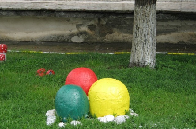 Великденска украса от пластмасови бутилки и камъни в с. Ресилово