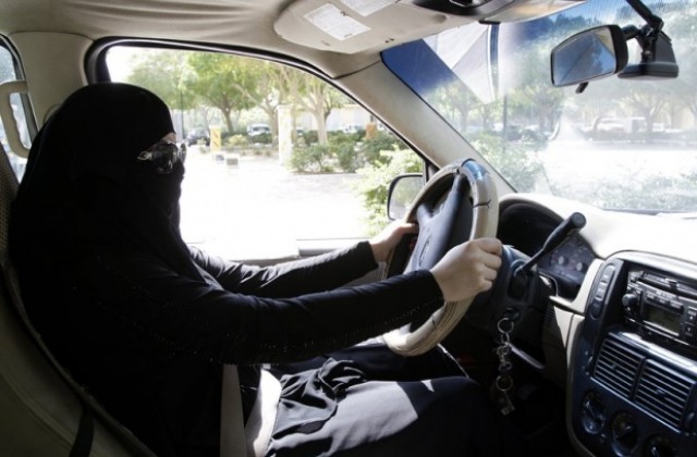 Глобиха саудитец, позволил на жена си да шофира