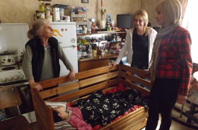 Мая Манолова подари сушилня на болните близначки от Раждавица