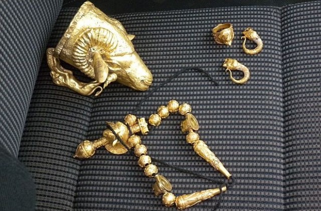 Уникални накити и чаша с глава на овен откриха криминалисти от Дупница