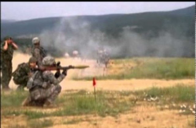 Военни стрелят по мишени край Сопот