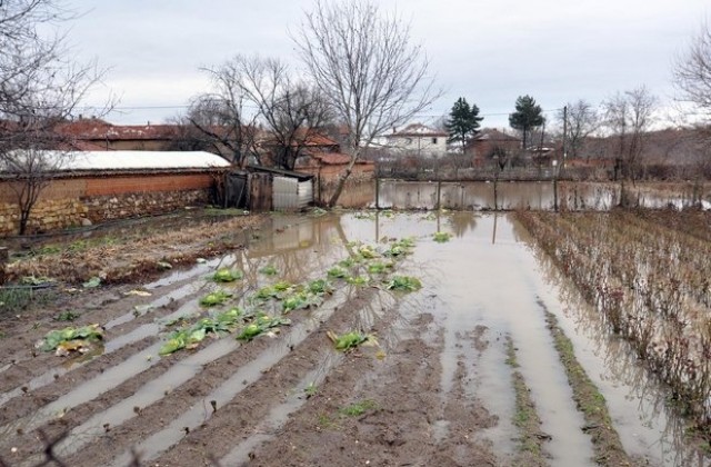 Дъждът в Хасковско затвори два пътя и наводни дворове и градини