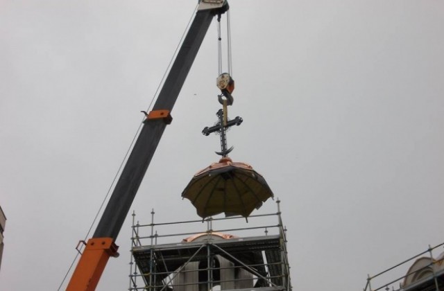 Поставиха купола на камбанарията на храм „Св. Игнатий Старозагорски”