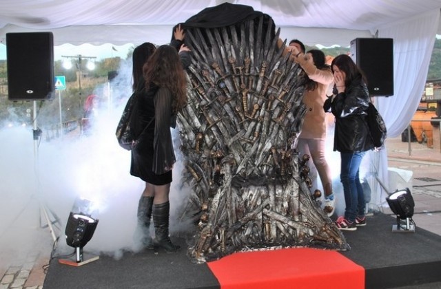 Железният трон от Game of Thrones завърши обиколката си в София