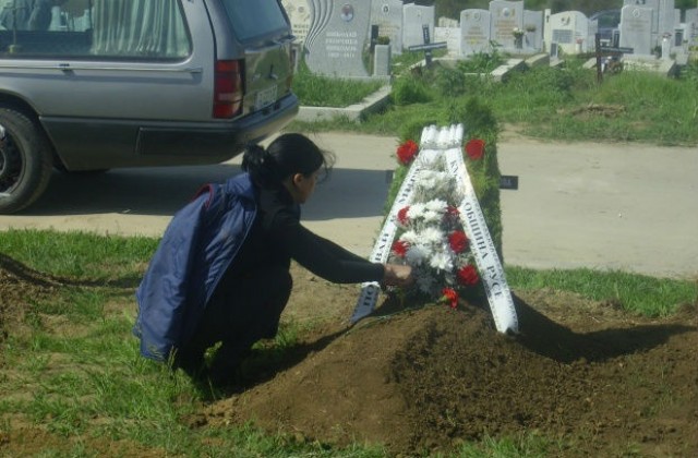 Майката на убитата Пламена единствена погреба момиченцето