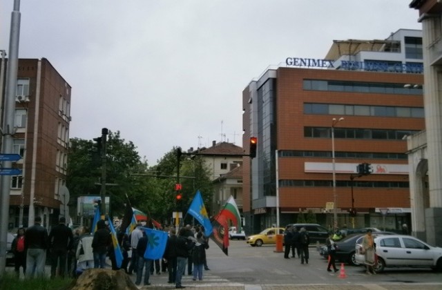 Граждани излязоха пред сградата на общината с искане на оставката на кмета