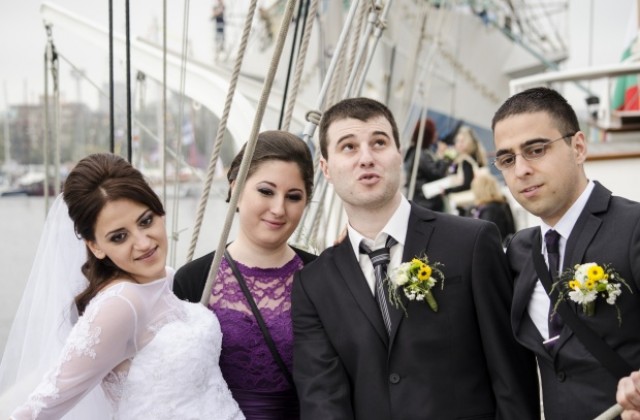 Младоженци избраха борда на „Калиакра” за сватбена фотосесия