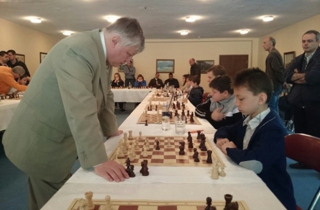 Третокласникът Валентин Митев изигра партия шах с Анатолий Карпов