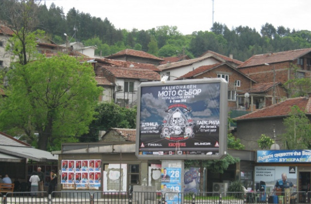 3 партии лепят афиши на нерегламентирани места в Дупница