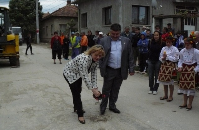 Министър Терзиева стартира ремонт на улица в село Милковица за 1 милион лева
