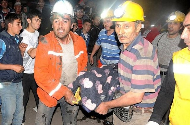 Мина рухна в Турция, стотици са затрупани под земята (ВИДЕО)