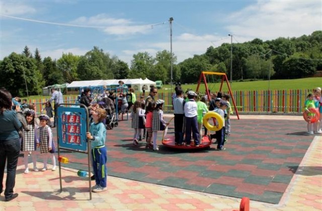 Първата от девет нови детски площадки откриха в Търговище
