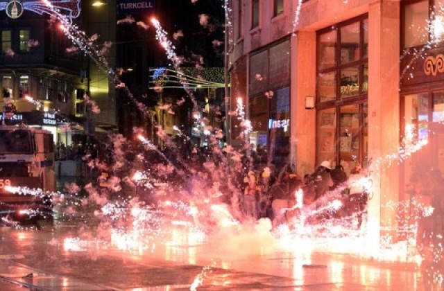 Сълзотворен газ и гумени куршуми срещу демонстранти в Турция