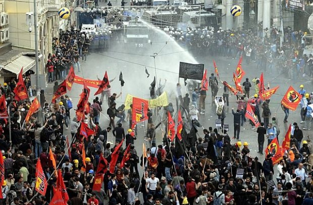 Съветник на Ердоган ритна протестиращ срещу властта