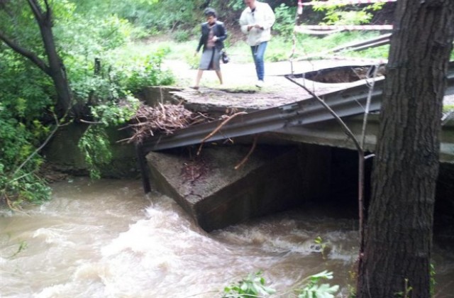 Мост пропадна край Мъглиж заради обилните дъждове