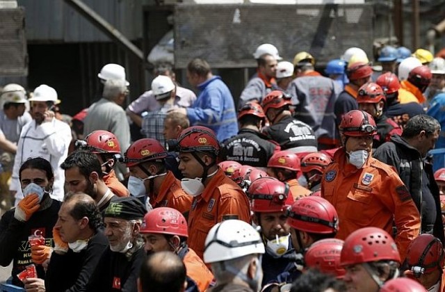 Трагедията в турската мина отприщи стачки и протести срещу властта