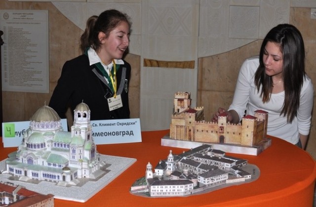 60 ученически школи показват талантите си в Заря
