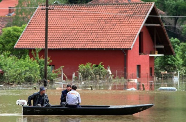 Поне 44 жертви на наводненията на Балканите, студ скова Словения
