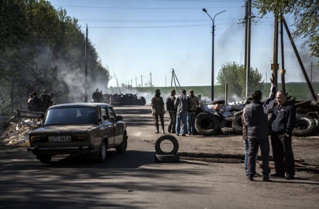 Трима пострадаха, а жилищна сграда изгоря след артилерийски обстрел в Славянск
