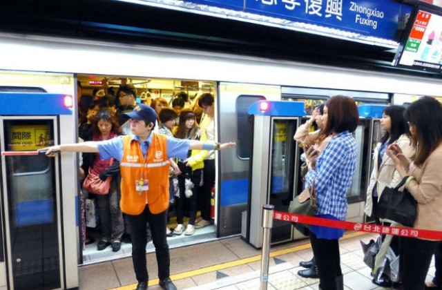 Студент закла четирима в метрото в Тайпе