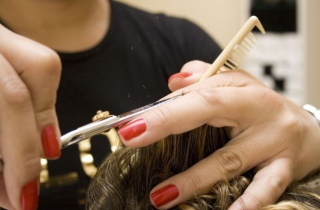 Българки даряват косите си за перуки на онкоболни