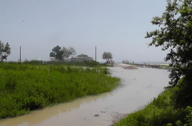 Плажът в Кранево е наводнен от проливните дъждове, алармира наш читател