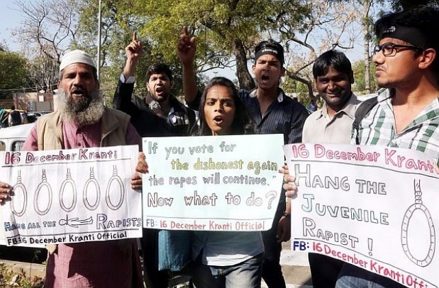 Група мъже изнасилиха и убиха две тийнейджърки в Индия