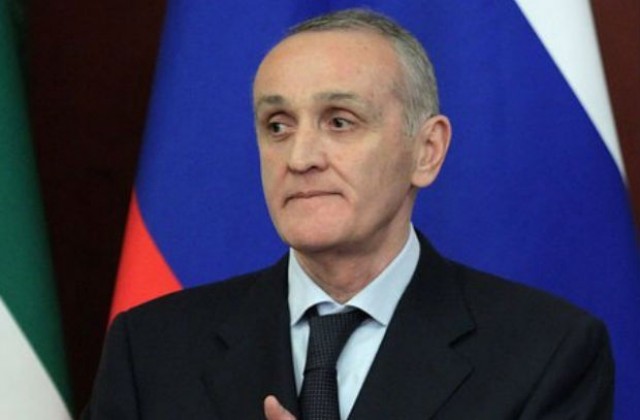 Президентът на Абхазия остава в руска база заради опасения за сигурността си