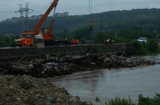 Придошли води затлачиха мост над Янтра
