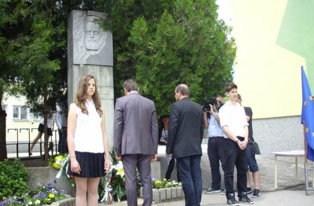 Добричлии се поклониха пред подвига на Христо Ботев и загиналите за свободата на България