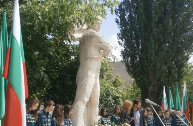Търговище почете Ботев пред паметника на знаменосеца Никола Симов