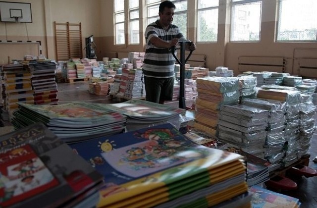 Родители възразиха срещу намерението за монопол в пазара на учебници