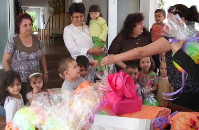 Подаръци от ГЕРБ зарадваха децата от ЦДГ „Червена шапчица в Луковит
