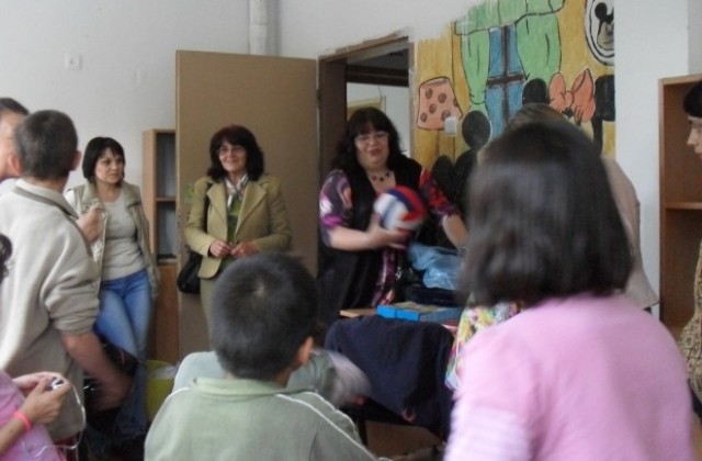 КНСБ направи дарение на деца в неравностойно положение в Севлиево