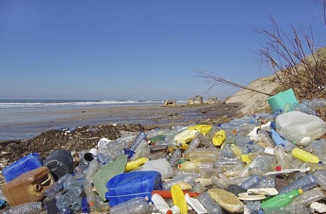 Изхвърлените по бреговете пластмасови боклуци образуват нова скала